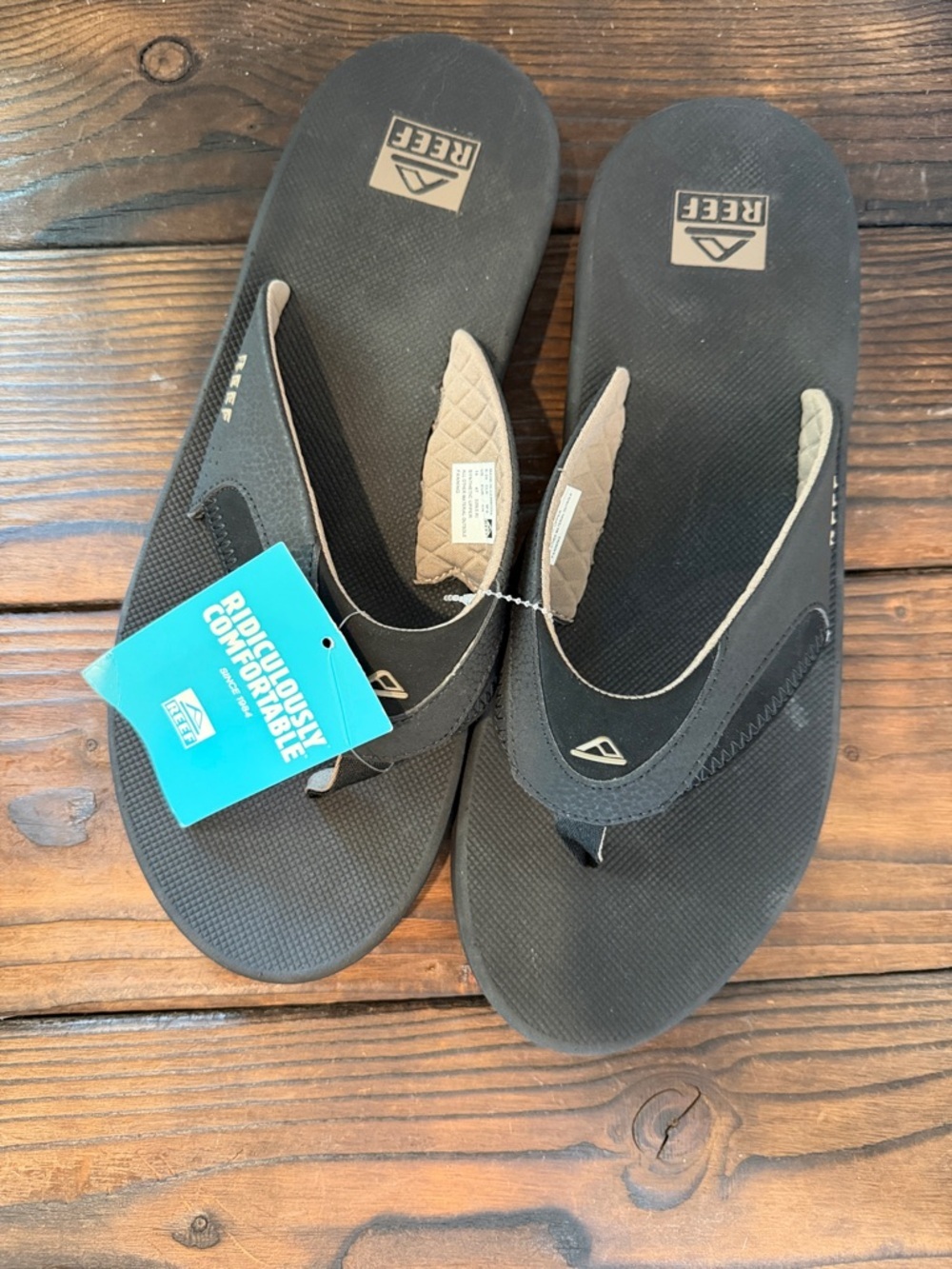 NWT Reef Men’s Fanning Black Flip Flops with built in bottle opener